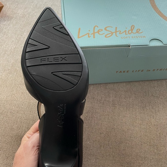 ⭐️Brand New⭐️ LifeStride 8.5M Black Strap Pump - Picture 3 of 7